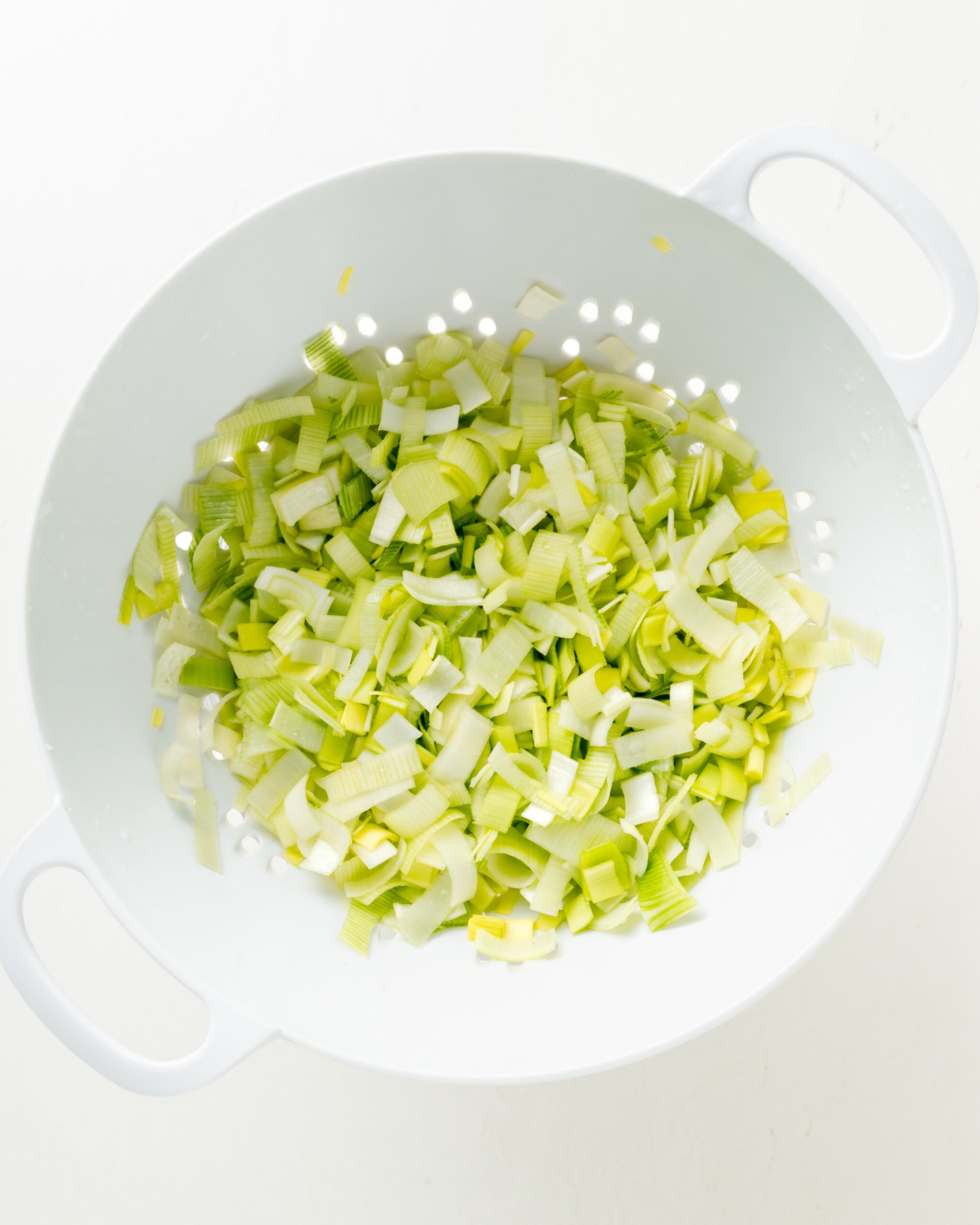 Wash and clean leeks, then strain in a colander.