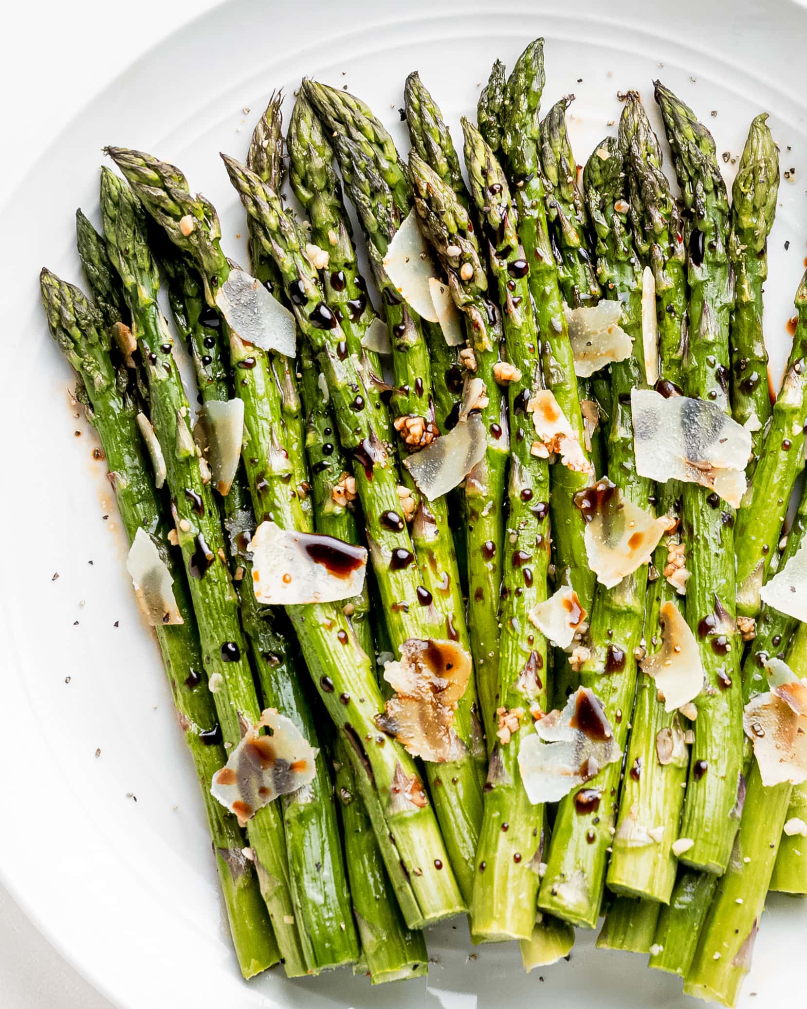 Asparagus with balsamic glaze on a white plate
