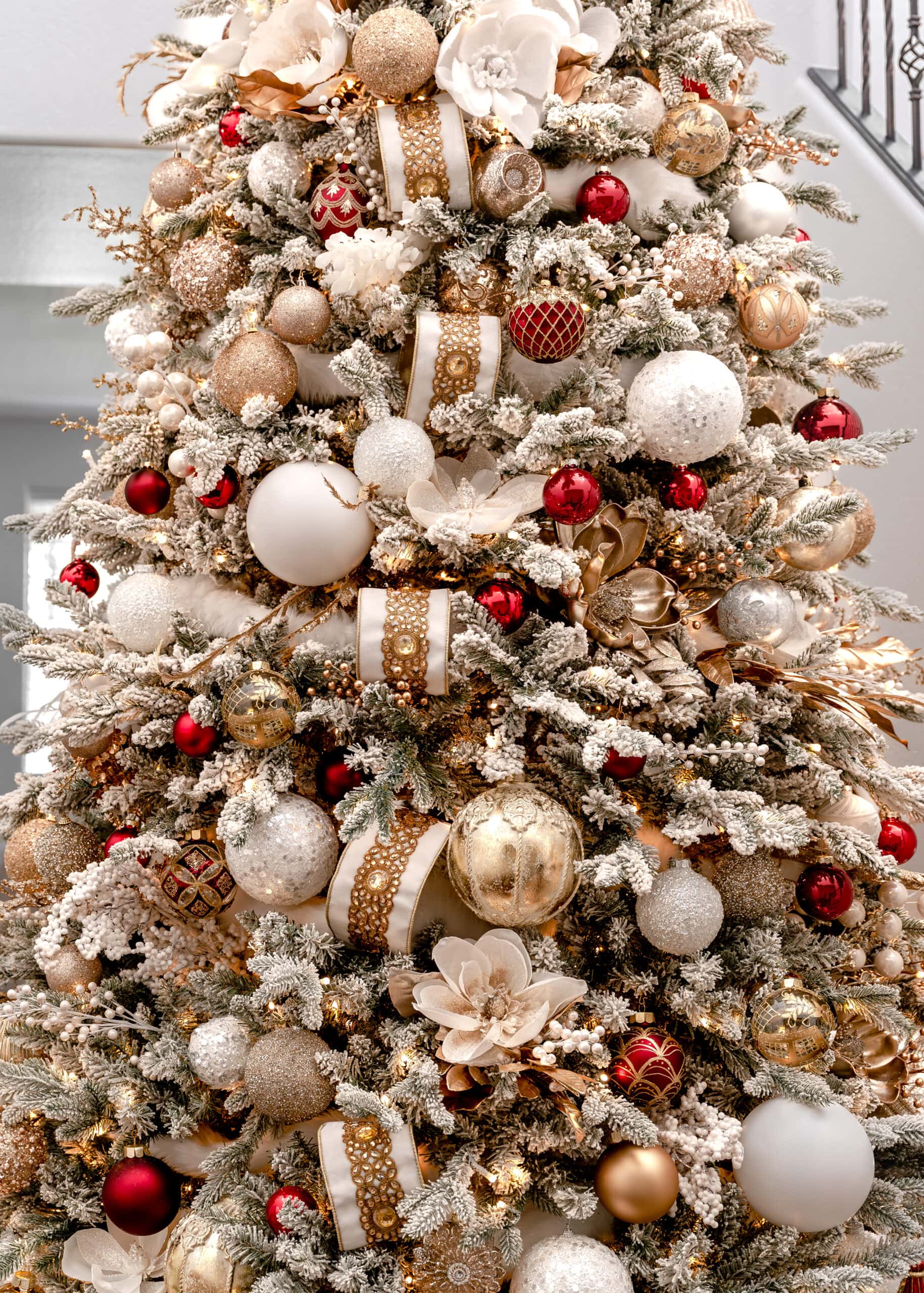 Classic Red and White Christmas Tree Decorating Ideas